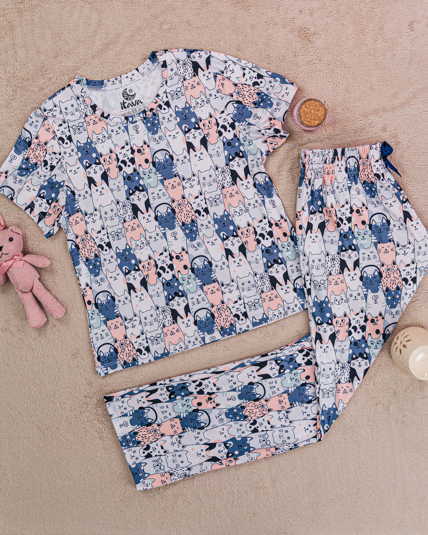 PIJAMA ESTAMPADA BLUSA + PANTALÓN NEWCATS