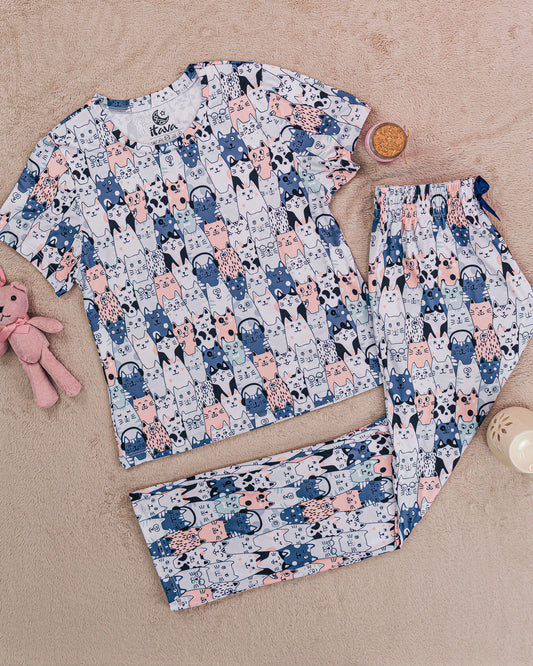 PIJAMA ESTAMPADA BLUSA + PANTALÓN NEWCATS