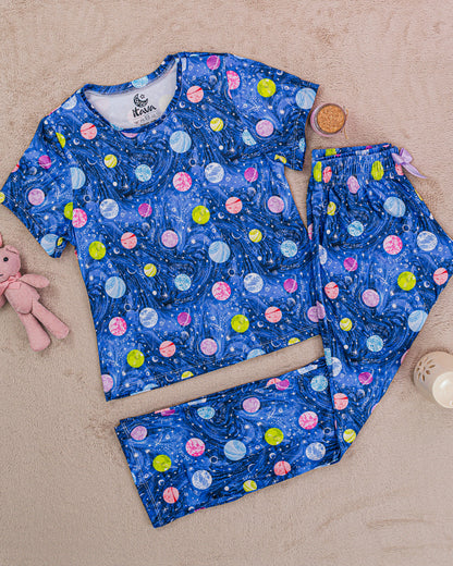 PIJAMA ESTAMPADA BLUSA + PANTALÓN COSMO