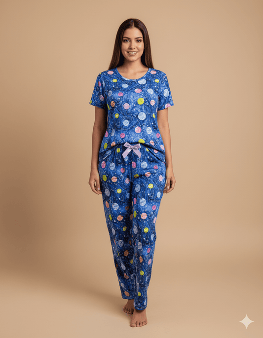 PIJAMA ESTAMPADA BLUSA + PANTALÓN COSMO