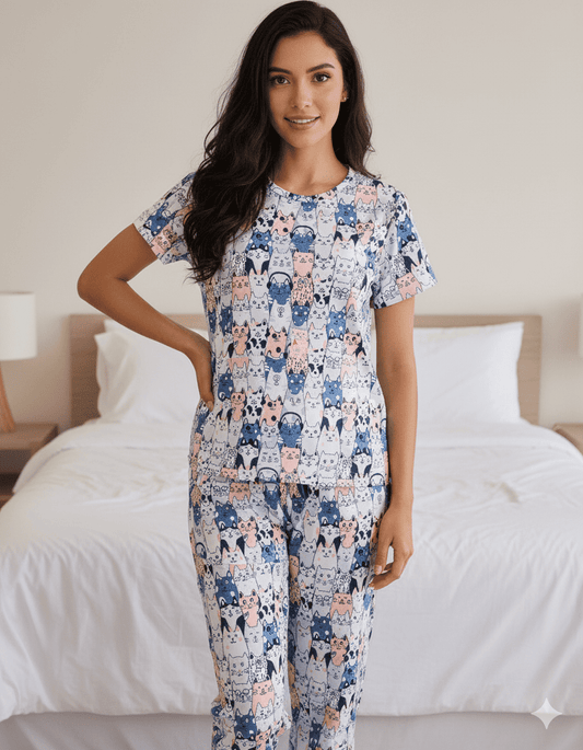 PIJAMA ESTAMPADA BLUSA + PANTALÓN NEWCATS